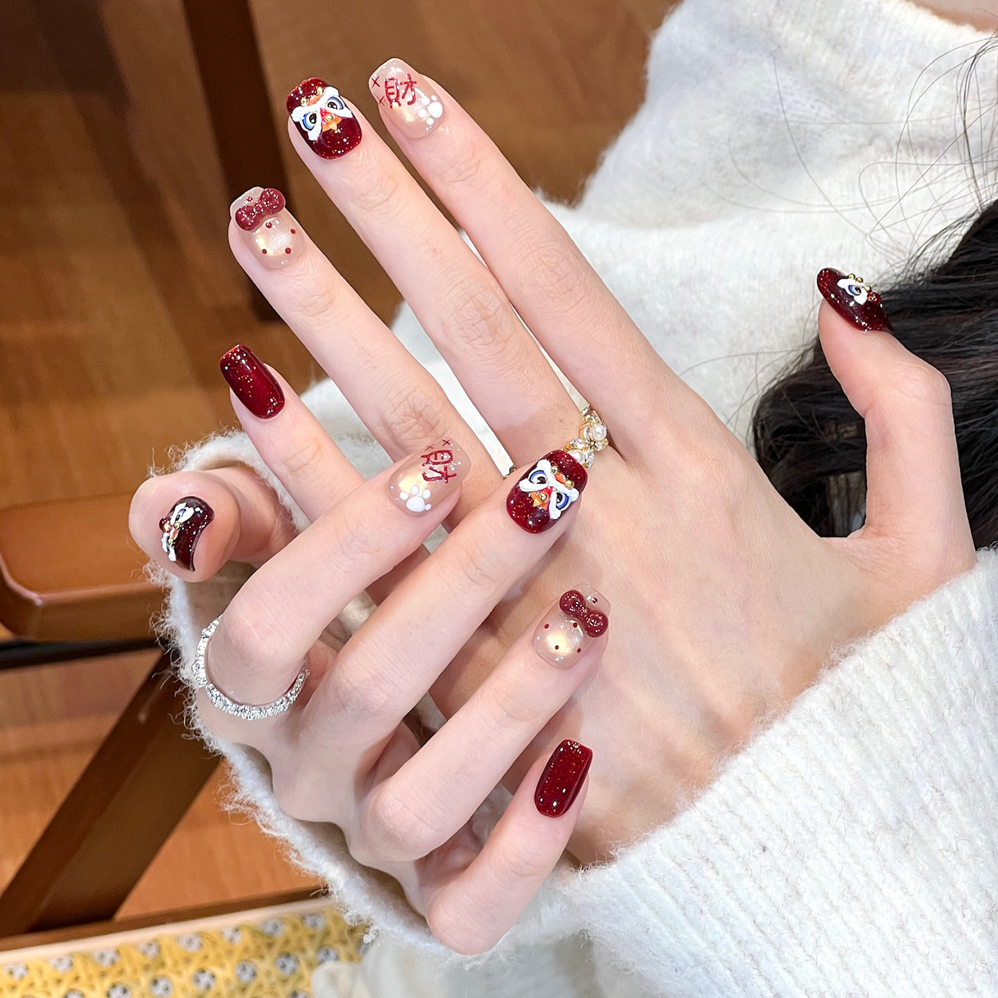 植兔来财醒狮穿戴甲中长款新年爆闪红色猫眼美甲显白高级轻奢贴片,淘宝优惠券,粉丝福利购,淘宝优惠卷