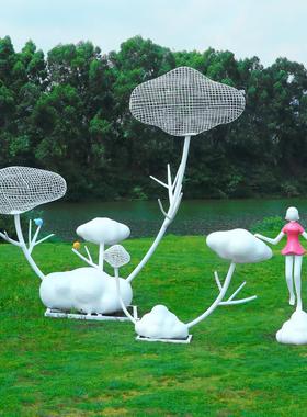 玻璃钢云朵雕塑卡通抽象童趣人物创意镂空摆件户外草坪园林装饰品