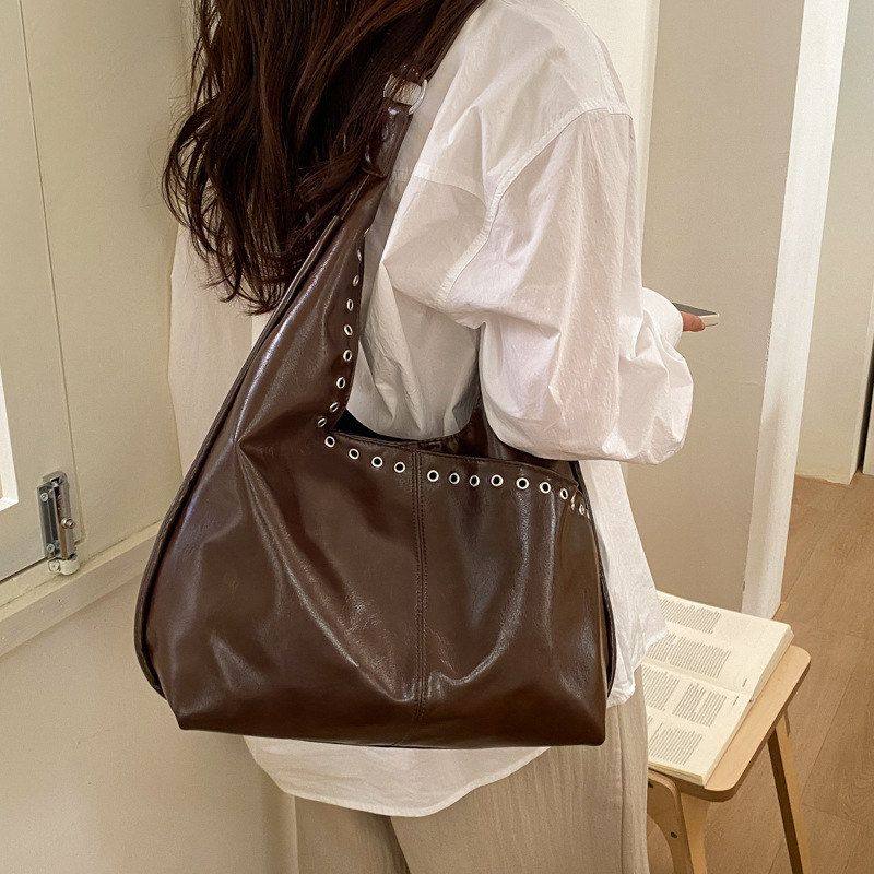 跨境高级感复古铆钉大容量女士托特包2026春新款潮酷机车风单肩包,淘宝优惠券,粉丝福利购,淘宝优惠卷