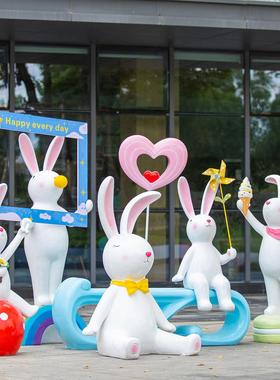 玻璃纤维卡通兔子座椅雕塑户外社区草坪样品屋展示中心幼儿园林景