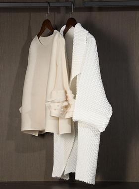 样板间衣服意式极简轻奢衣服女士连衣裙褶皱款设计师款衣帽间衣柜