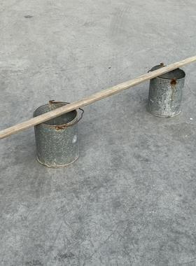 民俗老物件老式大号扁担箩筐竹编筐挑担铁桶影视舞台道具装饰摆件