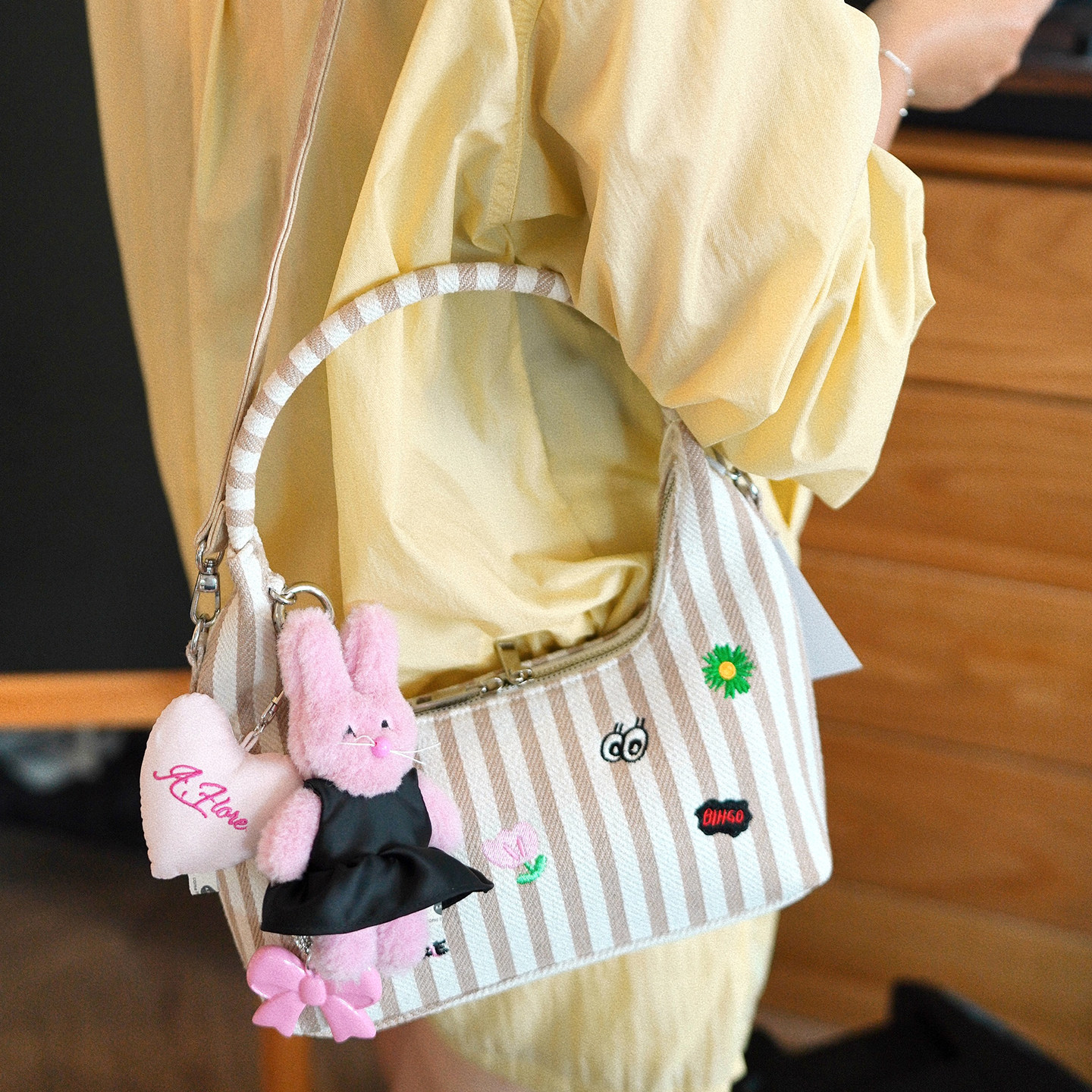 A.FLORE原创高质量帆布包2025新款经典条纹腋下包小众韩系斜挎包,淘宝优惠券,粉丝福利购,淘宝优惠卷