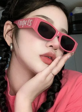 欧美时尚小框字母墨镜女高级感新款网红个性搞怪粉色太阳眼镜