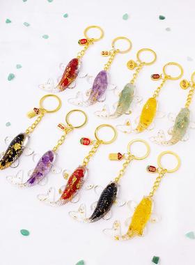 新款直销天然水晶碎石滴胶锦鲤小鱼钥匙扣树脂工艺品汽车包挂钥匙