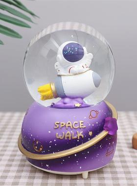 直销新款星际宇航员水晶球八音盒彩灯飘雪客厅卧室装饰摆件七夕节