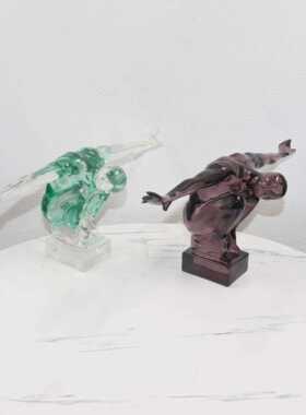 直销新款样板房书房客厅饰品摆件树脂创意家居雕塑展翅人现代简约