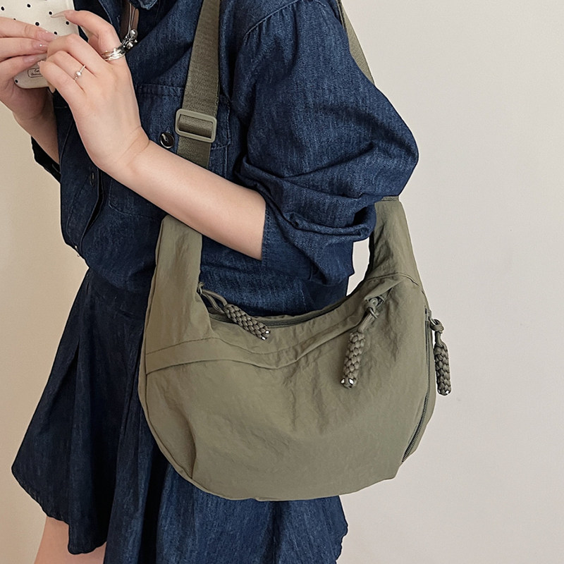 斜挎包女包2025新款饺子包女大容量包包女通勤单肩运动百搭饺包女,淘宝优惠券,粉丝福利购,淘宝优惠卷