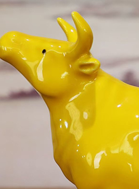 黄色陶瓷牛摆件十二生肖