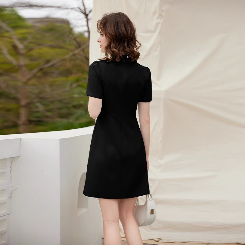 白鹿语设计感钉珠网纱2025夏季新款优雅减龄撞色翻领修身连衣裙