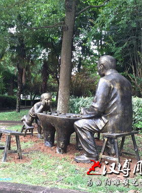 玻璃钢仿铜人物雕塑爷孙俩公园下棋雕塑民俗小品雕塑户外园林景观