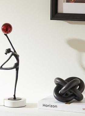 简约高级感小众舞蹈女孩人物雕塑摆件样板间家居客厅电视柜装饰品