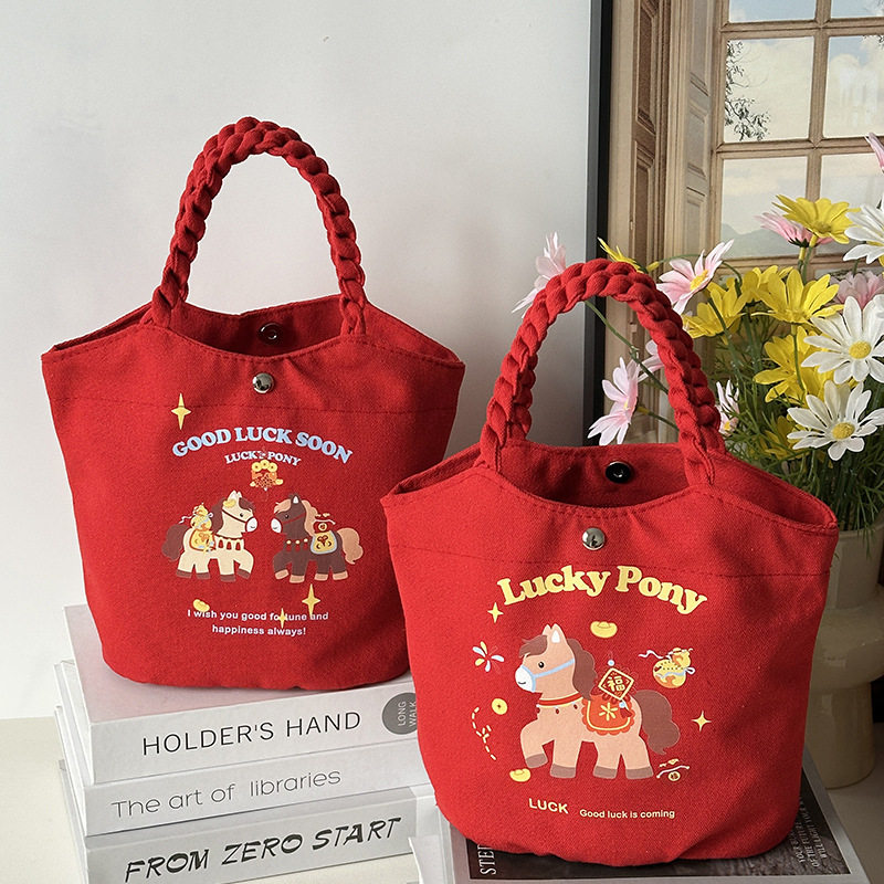 马年2026新款马上纳福红色水桶包喜庆创意可爱帆布包年会礼品袋,淘宝优惠券,粉丝福利购,淘宝优惠卷