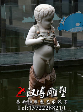 玻璃钢铜雕塑淘气小孩河边撒尿雕塑公园小镇景观雕塑童趣主题雕塑