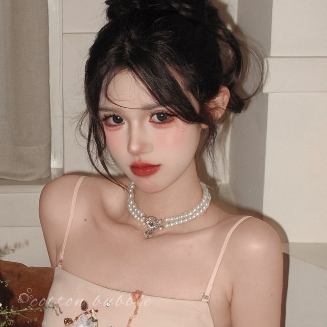 The fugitive princess pearl necklace is a high-end clavicle chain.