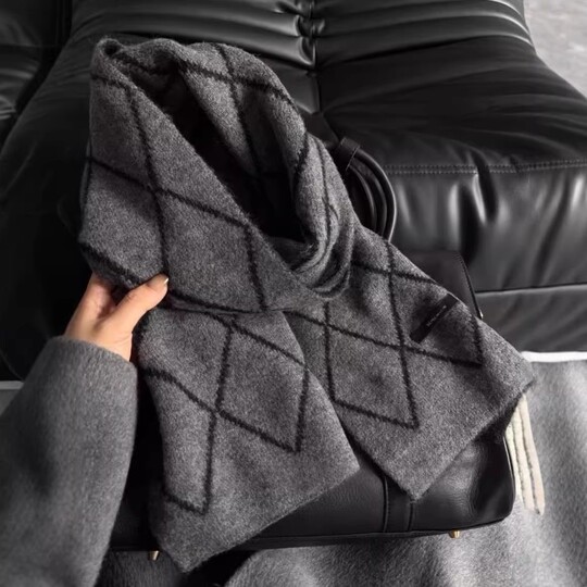 Gray high-end scarf 2025 new style