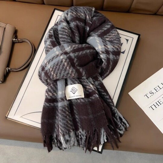 Soft and waxy high-end plaid scarf