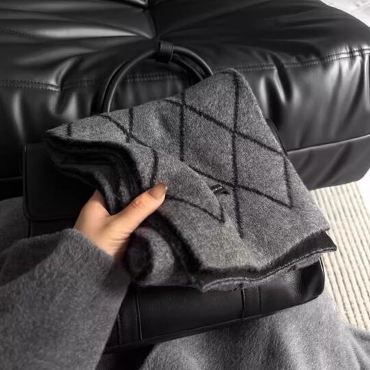 Gray high-end scarf 2025 new style