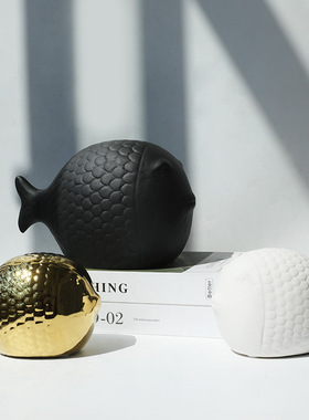 北欧简约亲嘴鱼陶瓷装饰摆件玄关电视机柜样板间年年有鱼艺术装饰