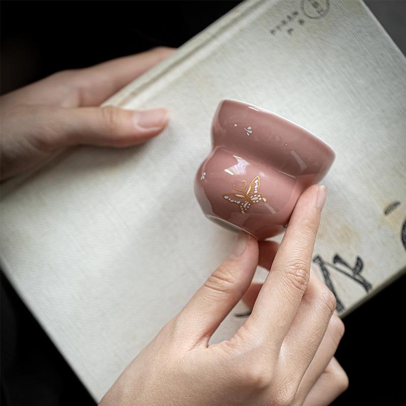 墨己 胭脂红葫芦茶杯 功夫茶具文人品茗杯 金银错舞蝶陶瓷主人杯 - 图1