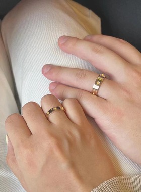 18K金玫瑰金情侣戒指送女友