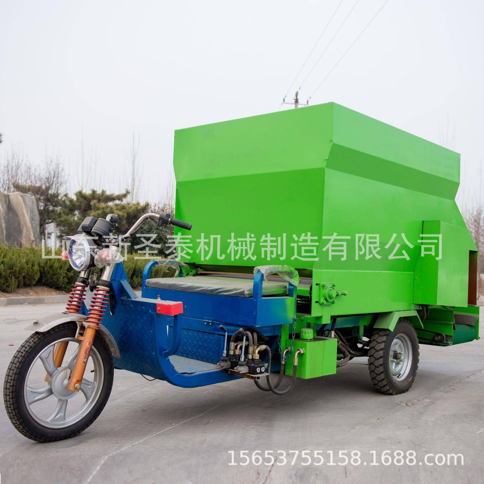 柴油三轮撒料车牛场猪圈都可以用小型电动撒料车操作方便 - 图1