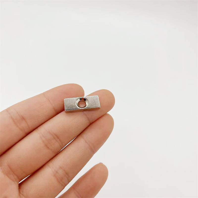 强磁 20X8X3-4mm磁铁 钕铁硼 强磁铁 磁铁 长方形带孔磁铁 - 图0