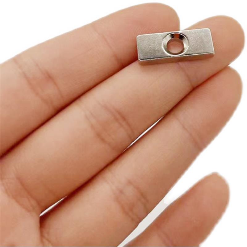 强磁 20X8X3-4mm磁铁 钕铁硼 强磁铁 磁铁 长方形带孔磁铁 - 图3