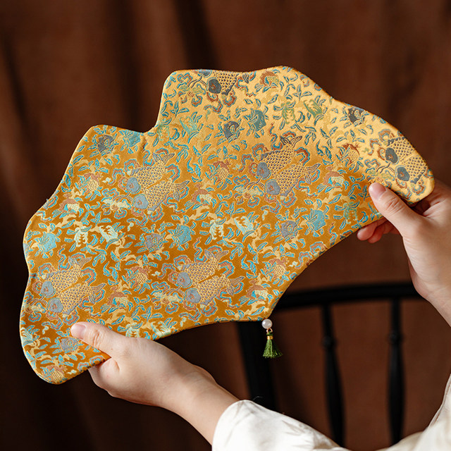 Wuluo Chinese style floating gold and ginkgo leaf tea banquet