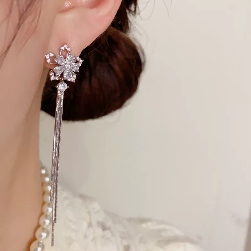 Сдержанные/moderate? Actually translate: Sophisticated fashionable universal design long earrings with zircon with tassels, trend of season, flowered