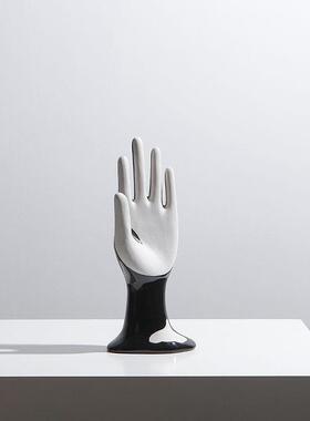 北欧简约陶瓷创意人物摆件样板房玄关桌面客厅设计师软装摆设轻奢