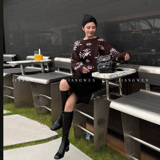 姜雯 复古风圆领花卉撞色提花正肩毛衣女秋冬长袖气质套头针织衫