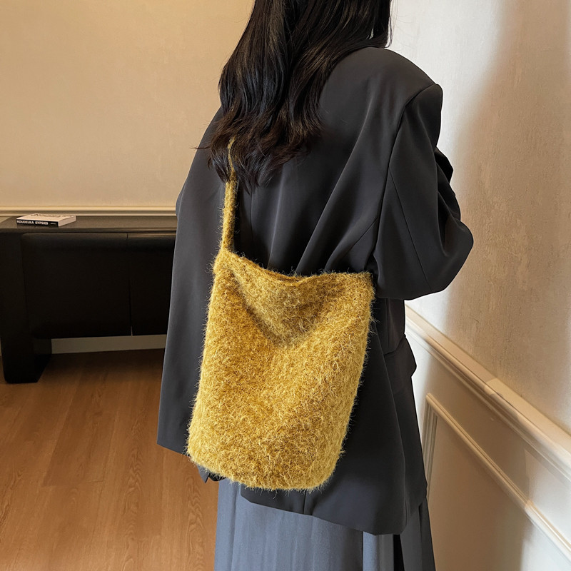 毛茸茸 旅行出片单肩包 小众 纯粹 软乎乎的水桶包,淘宝优惠券,粉丝福利购,淘宝优惠卷