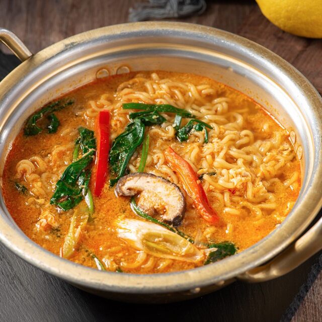 South Korea's original imported Nongshim Shin Ramen instant noodles instant noodles ramen spicy cabbage food 120g*5 bags authentic