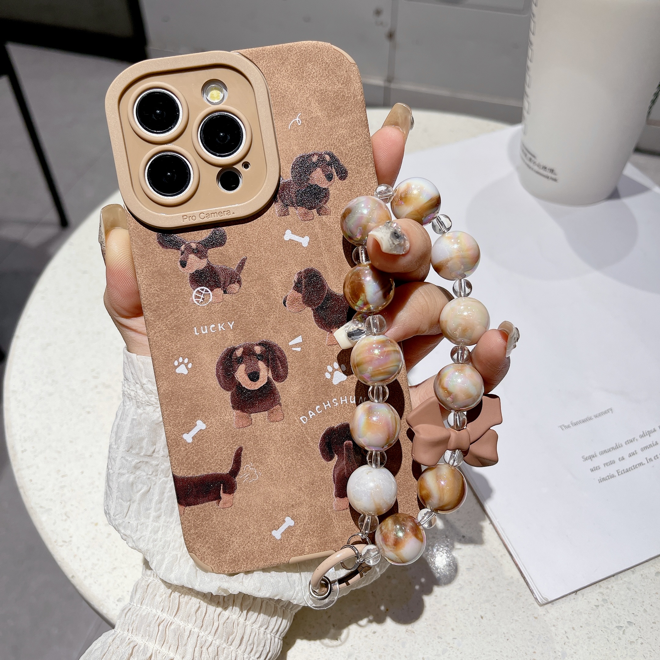 秋冬款麂皮棕色圣诞腊肠狗适用苹果16promax手机壳女iPhone15pro新款14手链13挂件12翻毛皮11防摔保护套全包