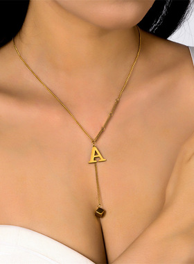 项链不掉色女不锈钢通孔字母项链秋冬高级方块流苏吊坠锁骨链