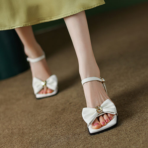 韩版仙女甜美蝴蝶结全皮2023夏新款粗中跟方头一字扣带露趾凉鞋女 - 图0
