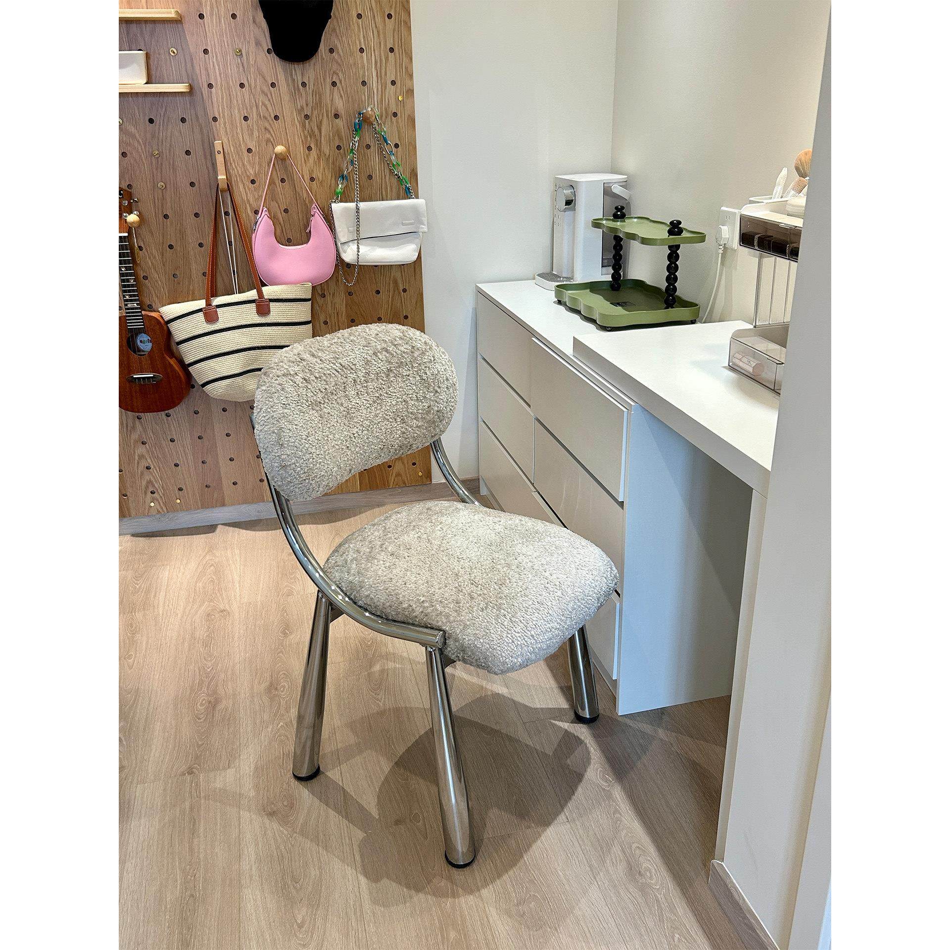 新款化妆凳女生卧室现代梳妆台椅子靠背金属轻奢高级感网红化妆椅,淘宝优惠券,粉丝福利购,淘宝优惠卷