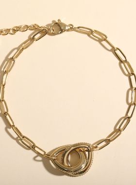 轻奢小众情侣手链寓意环环相扣简约设计显白气质手链防过敏批发