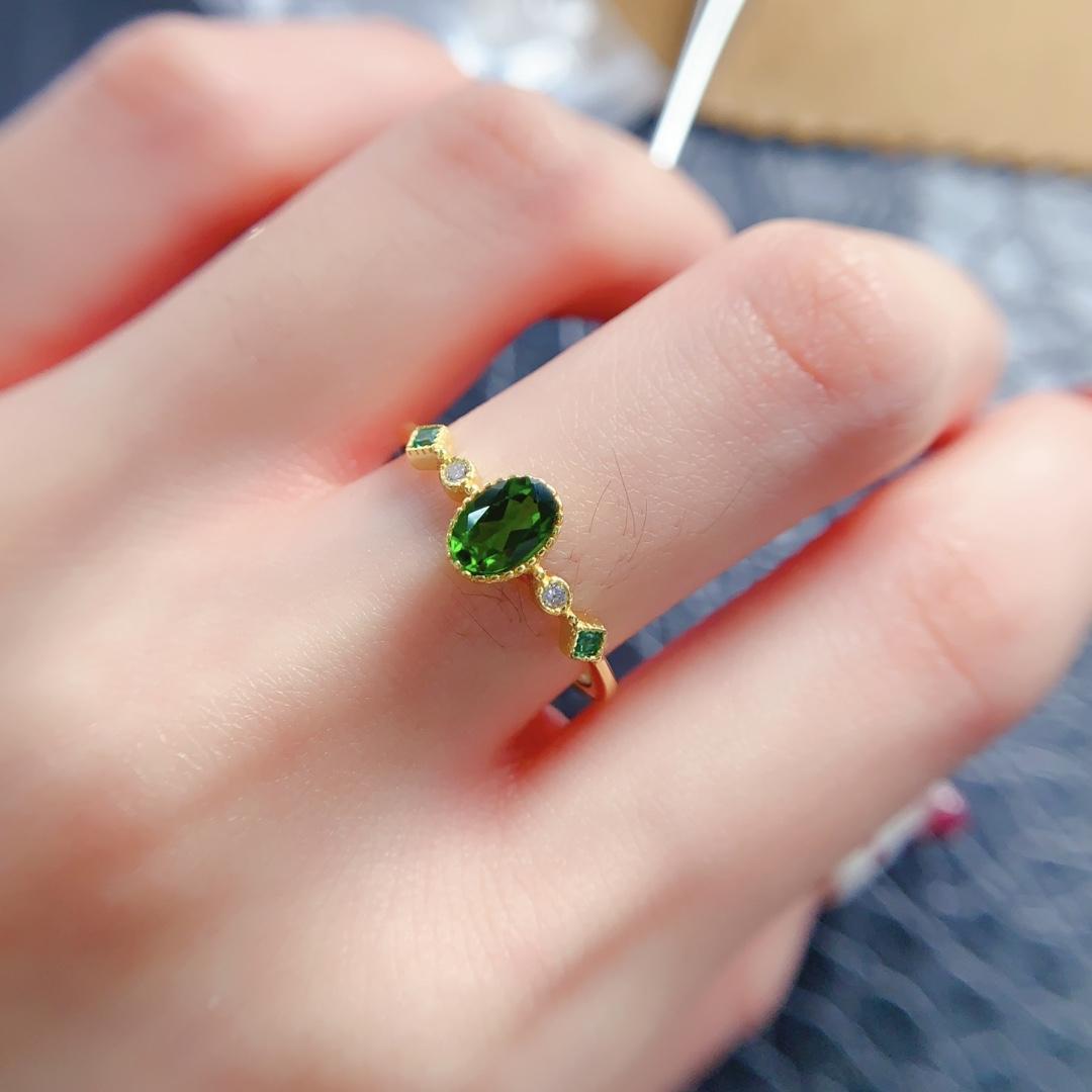 Fashionable and personalized niche emerald gift is simple