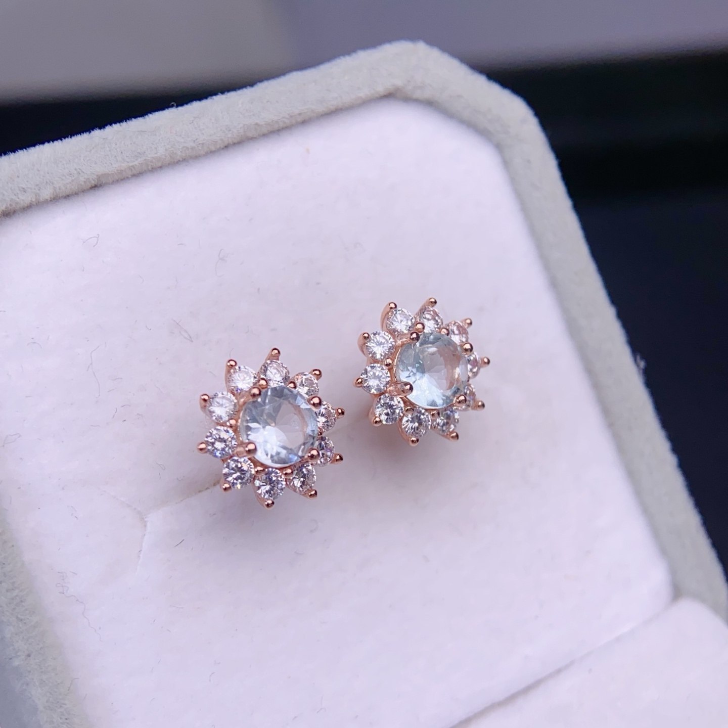 【地质大学珠宝】天然比克太阳花海蓝宝纯银耳钉女925银镶嵌4*6mm,淘宝优惠券,粉丝福利购,淘宝优惠卷