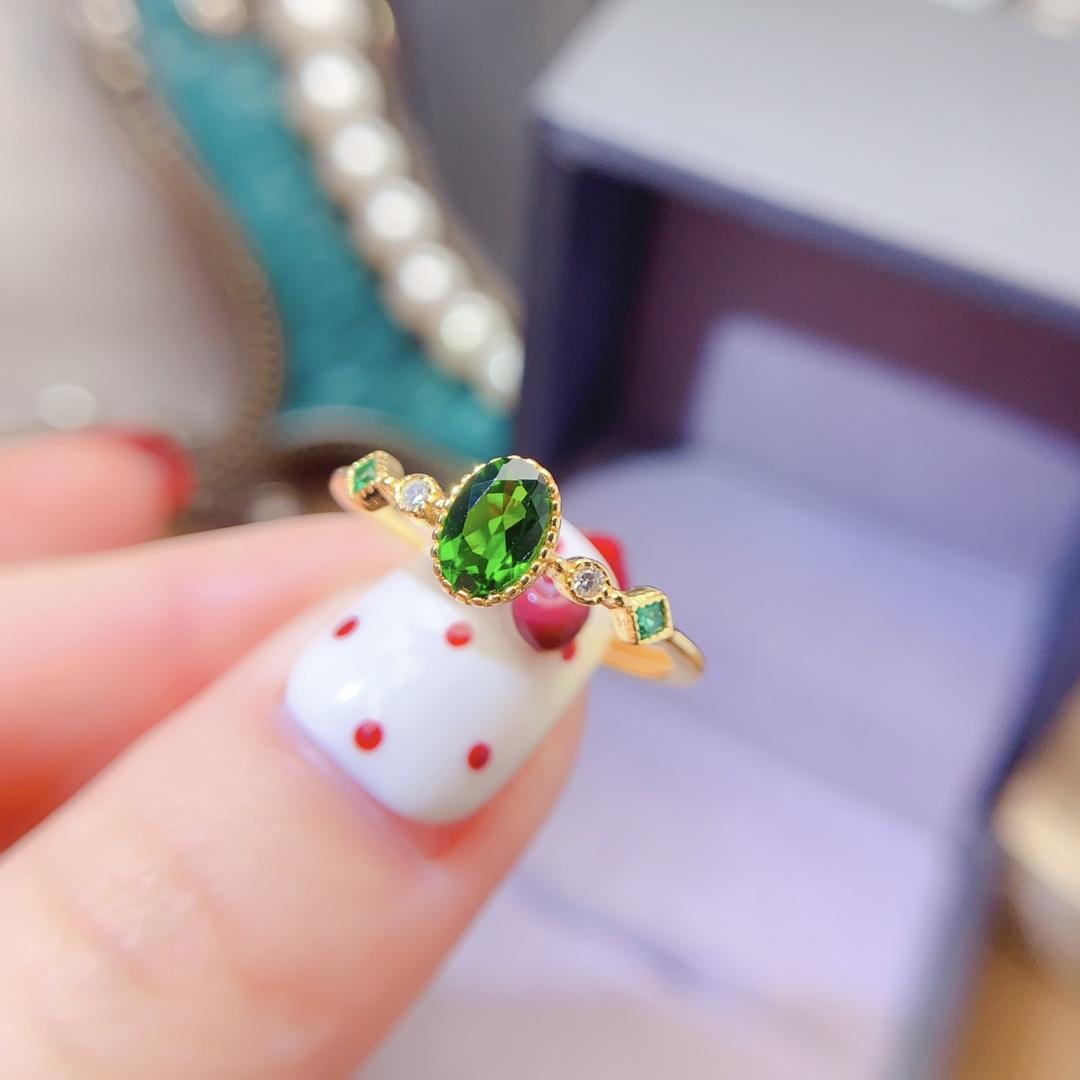 Fashionable and personalized niche emerald gift is simple