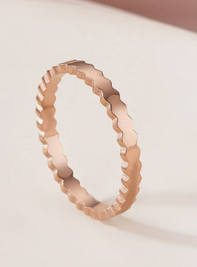 2025潮流几何钛钢菱形戒指18k蜂巢设计不掉色时尚日韩风装饰精品