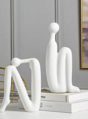 克莱因蓝陶瓷人物书靠摆件样板房客厅展示柜创意书立摆设家居饰品