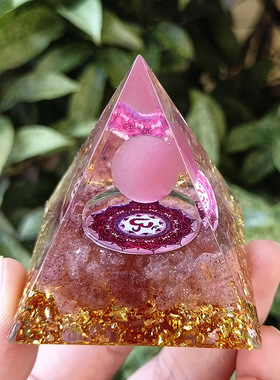 2025新款时尚粉猫水晶金字塔树脂手工艺品家居办公室创意摆件装饰