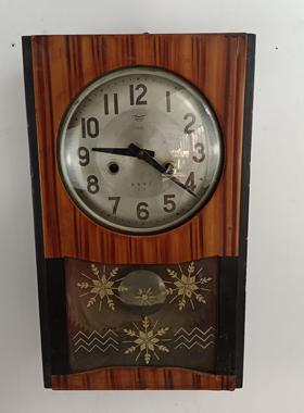 采购产品旧的物品，旧的钟，老式的机械上弦摆钟，客厅墙上的钟，