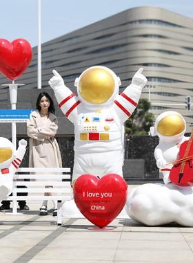 卡通太空人摆件大型航天火箭宇航员玻璃钢雕塑景区商场美陈装饰品