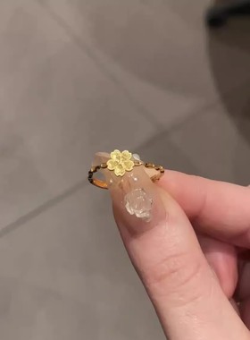 小红书爆款爆闪五叶小花戒指2025新款古法锤纹碎冰冰小金花指环