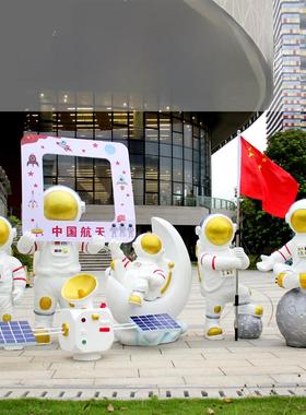发光宇航员坐凳摆件商场门口科技馆装饰航天火箭户外太空人灯雕塑