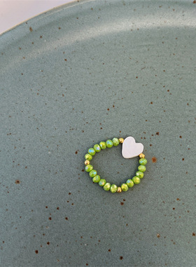 夏天彩色爱心多巴胺串珠戒指小众设计感甜美可爱水晶爱心弹力戒指